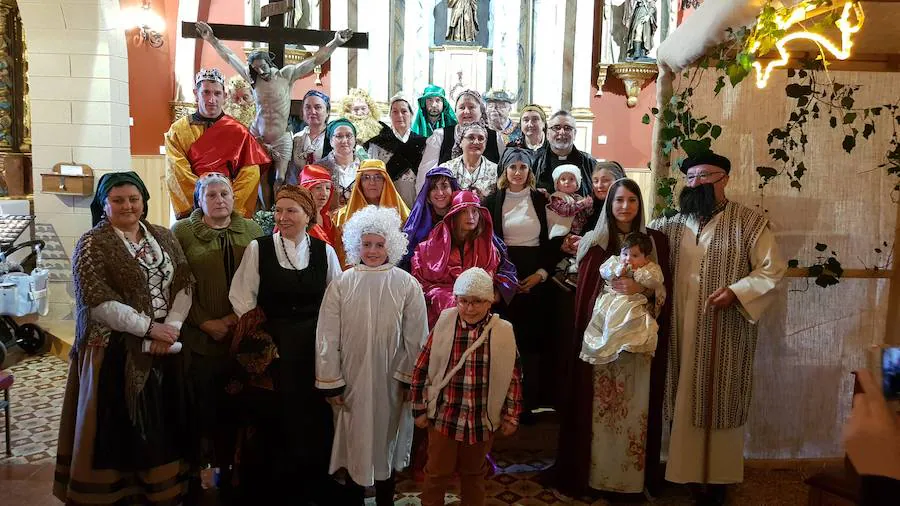 La localidad valdesana de Belén recreó durante este domingo el misterio de la Navidad.