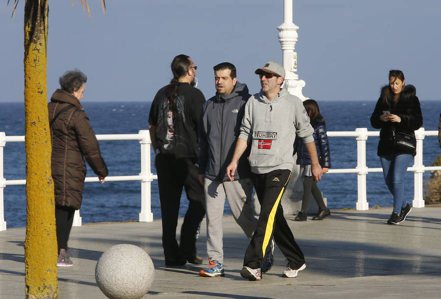 A pesar del frío, los gijoneses no han desperdiciado la oportunidad de disfrutar de la ausencia de nubes, ya sea paseando, en bicicleta o corriendo.