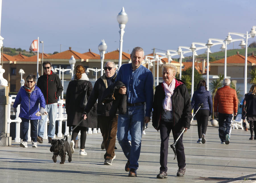 A pesar del frío, los gijoneses no han desperdiciado la oportunidad de disfrutar de la ausencia de nubes, ya sea paseando, en bicicleta o corriendo.