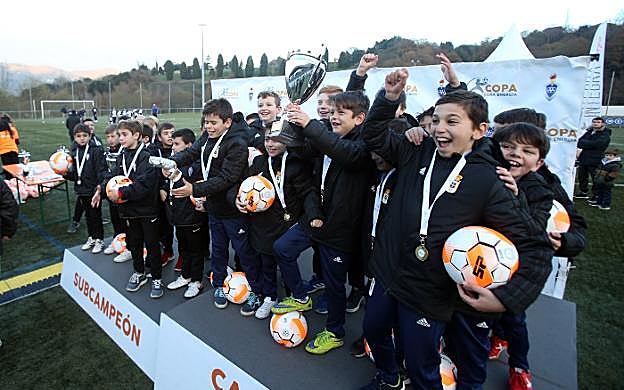 Los jugadores del Oviedo benjamín celebran su triunfo. 
