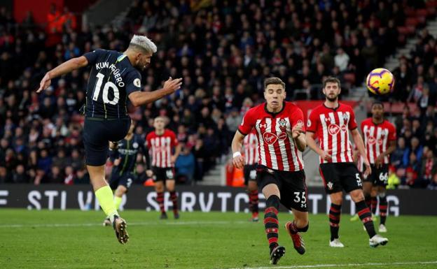 Agüero marca el tercer tanto del City ante el Southampton. 