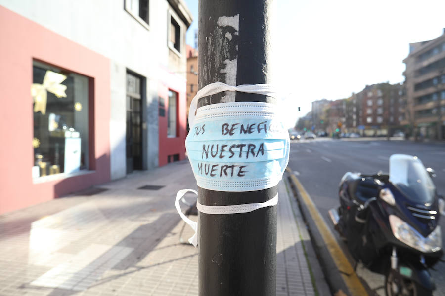 «Los mayores picos de contaminación de Asturias se registraron en El Lauredal. A las instituciones no les importa la salud de los vecinos de La Calzada». Este es solo uno de los numerosos mensajes con los que la zona oeste de Gijón denuncia la contaminación en la zona. Decenas de mensajes de este tipo, además de mascarillas para protegerse de esa contaminación, han aparecido colgados en farolas y mobiliario urbano desde El Cerillero hasta El Natahoyo.