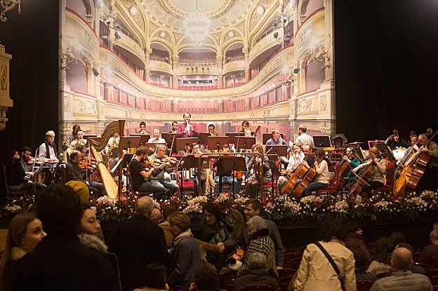 El ensayo contó ayer con la presencia de público en el patio de butacas del Teatro Palacio Valdés. 