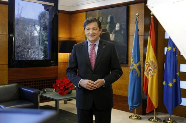 El presidente del Principado, Javier Fernández, posa sonriente en una de las salas de Presidencia. 