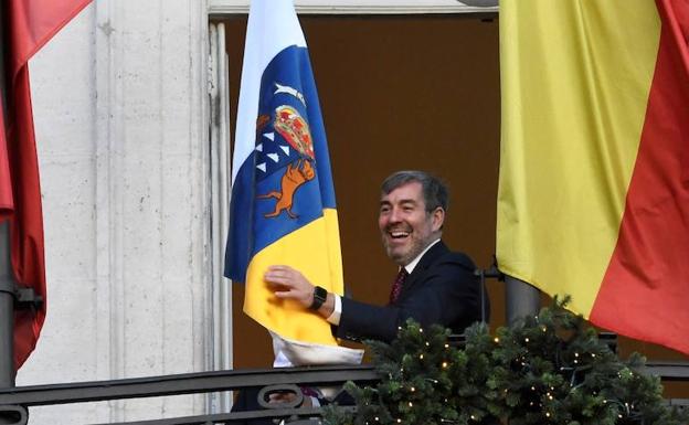 El presidente canario, Fernando Clavijo, sale al balcón de la Comunidad de Madrid antes de supervisar los preparativos del reloj de la Puerta del Sol. 