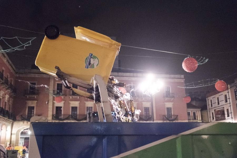 Incontables bolsas, botellas y restos de bebida dibujaban una fotografía difícil de aceptar si se tienen en cuenta las innumerables campañas para fomentar el que cada persona recoja sus propios residuos