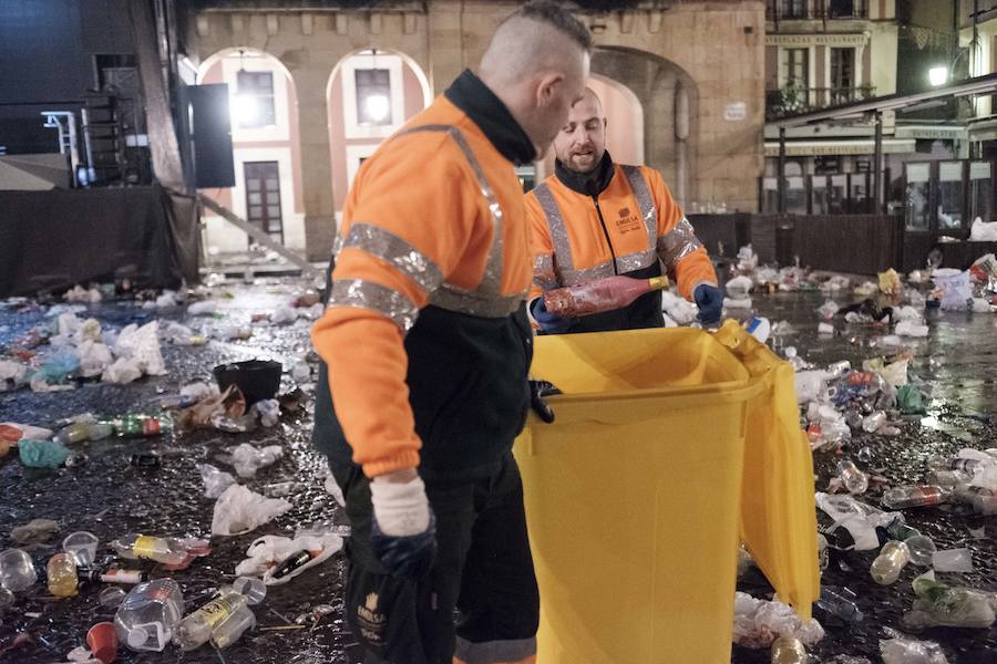 Incontables bolsas, botellas y restos de bebida dibujaban una fotografía difícil de aceptar si se tienen en cuenta las innumerables campañas para fomentar el que cada persona recoja sus propios residuos