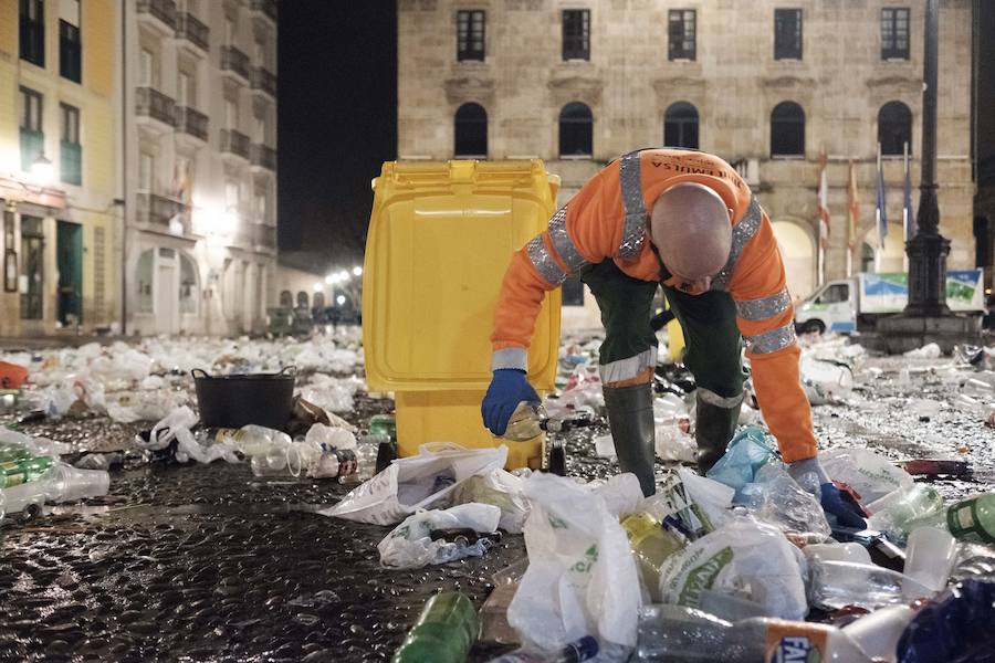 Incontables bolsas, botellas y restos de bebida dibujaban una fotografía difícil de aceptar si se tienen en cuenta las innumerables campañas para fomentar el que cada persona recoja sus propios residuos