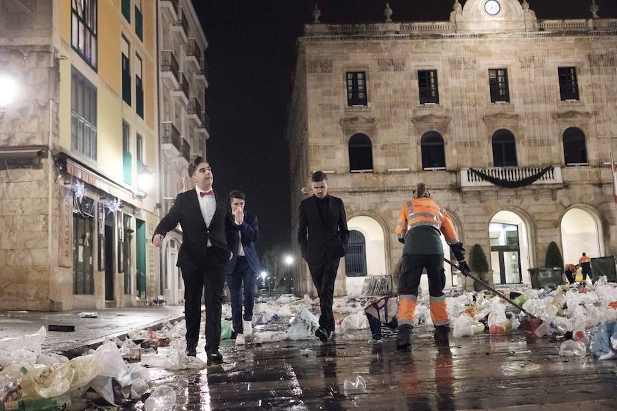 Incontables bolsas, botellas y restos de bebida dibujaban una fotografía difícil de aceptar si se tienen en cuenta las innumerables campañas para fomentar el que cada persona recoja sus propios residuos