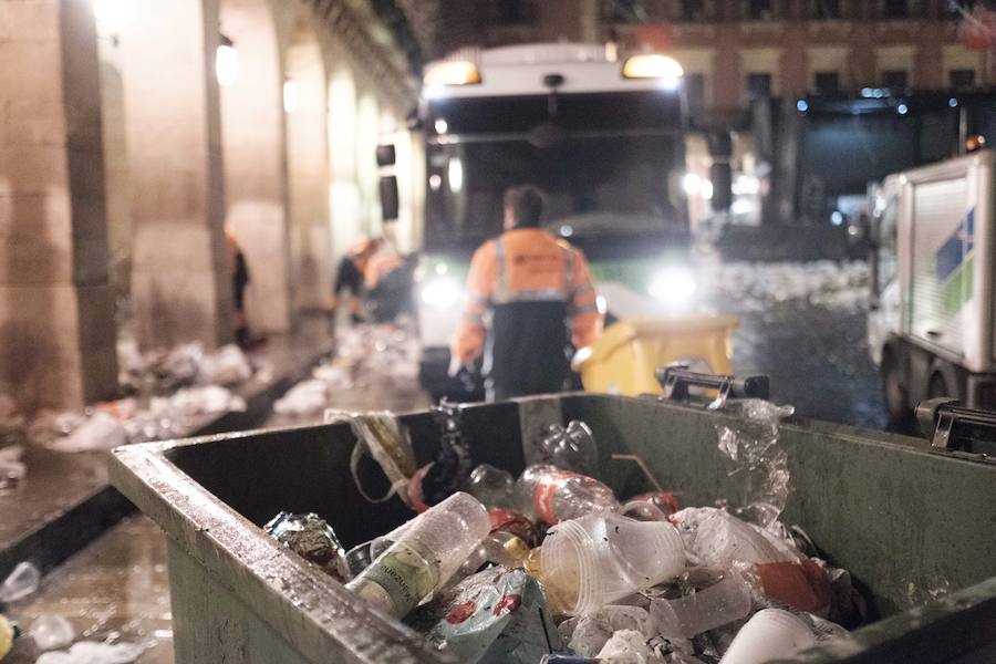 Incontables bolsas, botellas y restos de bebida dibujaban una fotografía difícil de aceptar si se tienen en cuenta las innumerables campañas para fomentar el que cada persona recoja sus propios residuos