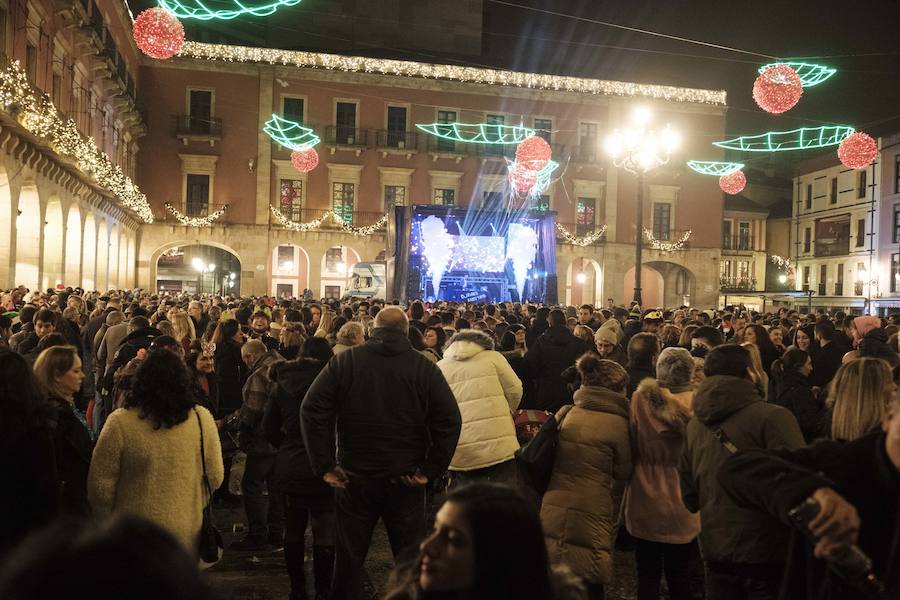 Centenares de gijoneses llenaron la plaza del ayuntamiento para celebrar la nochevieja
