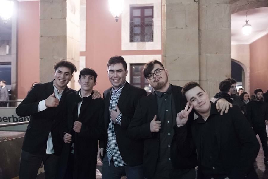 Centenares de gijoneses llenaron la plaza del ayuntamiento para celebrar la nochevieja