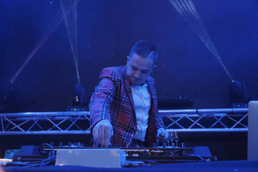 Centenares de gijoneses llenaron la plaza del ayuntamiento para celebrar la nochevieja