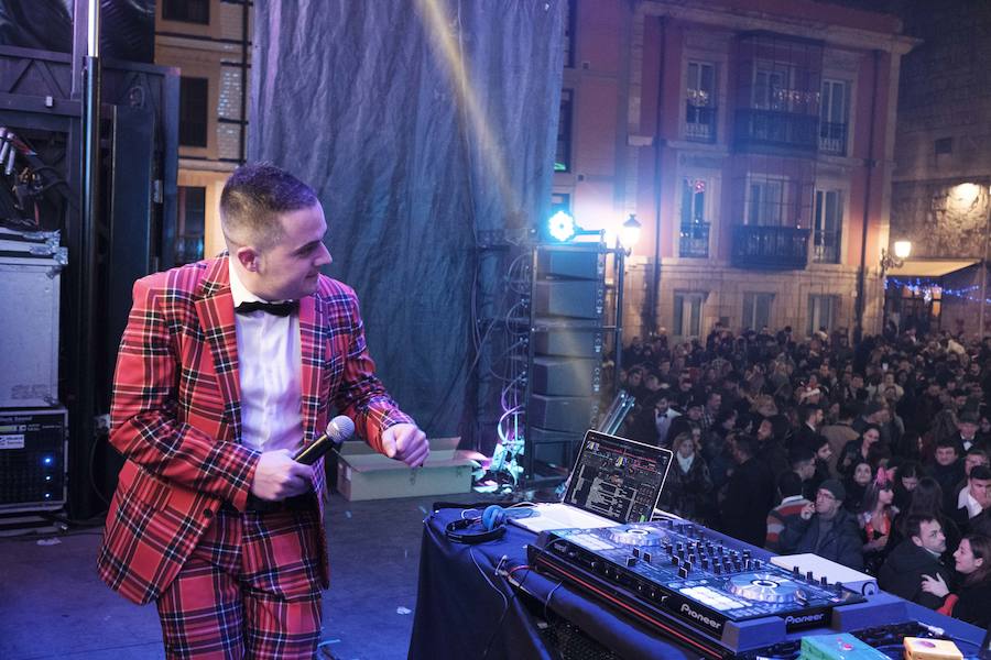 Centenares de gijoneses llenaron la plaza del ayuntamiento para celebrar la nochevieja