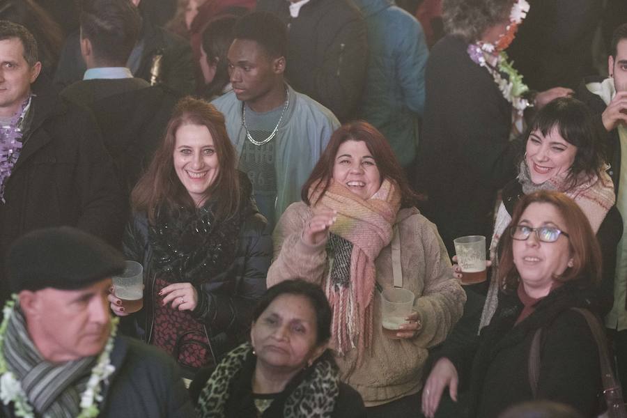 Centenares de gijoneses llenaron la plaza del ayuntamiento para celebrar la nochevieja