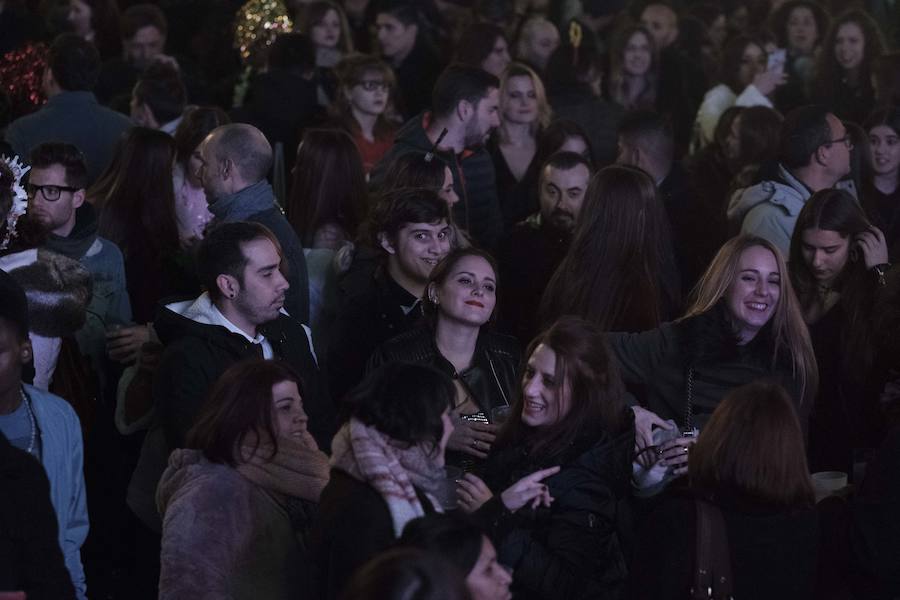Centenares de gijoneses llenaron la plaza del ayuntamiento para celebrar la nochevieja