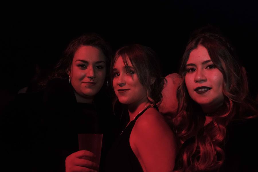 Centenares de gijoneses llenaron la plaza del ayuntamiento para celebrar la nochevieja