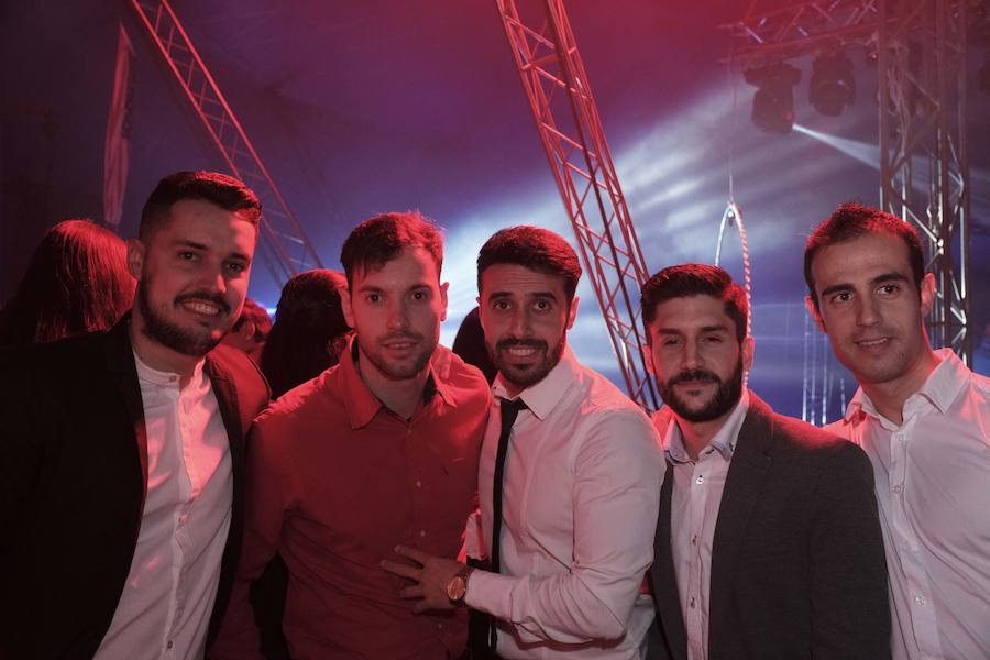 Centenares de gijoneses llenaron la plaza del ayuntamiento para celebrar la nochevieja