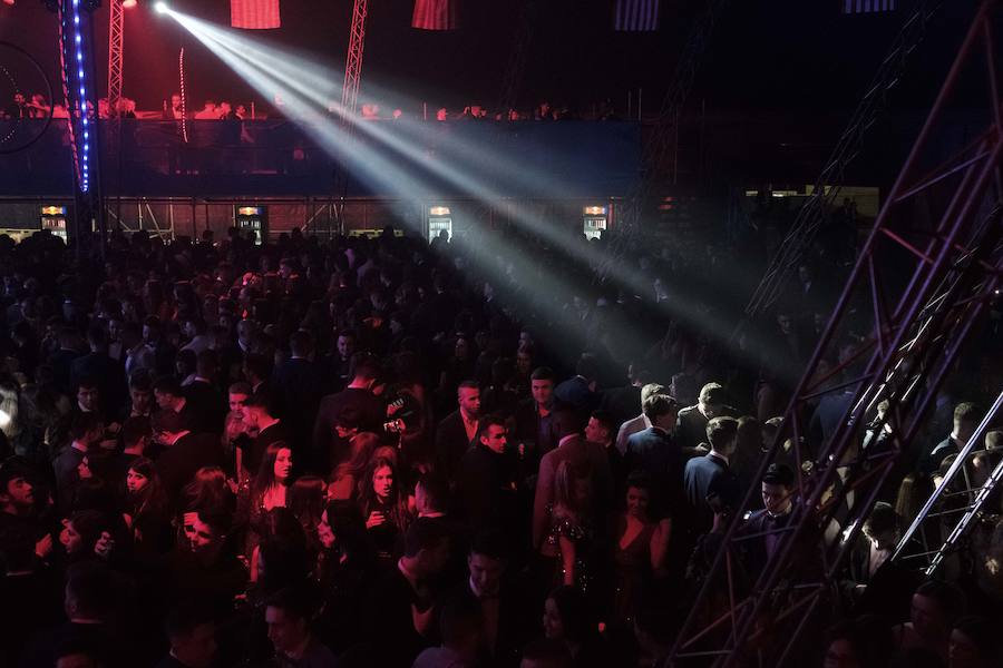 Centenares de gijoneses llenaron la plaza del ayuntamiento para celebrar la nochevieja