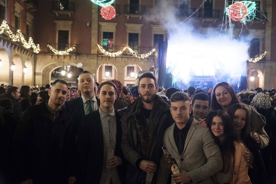Centenares de gijoneses llenaron la plaza del ayuntamiento para celebrar la nochevieja