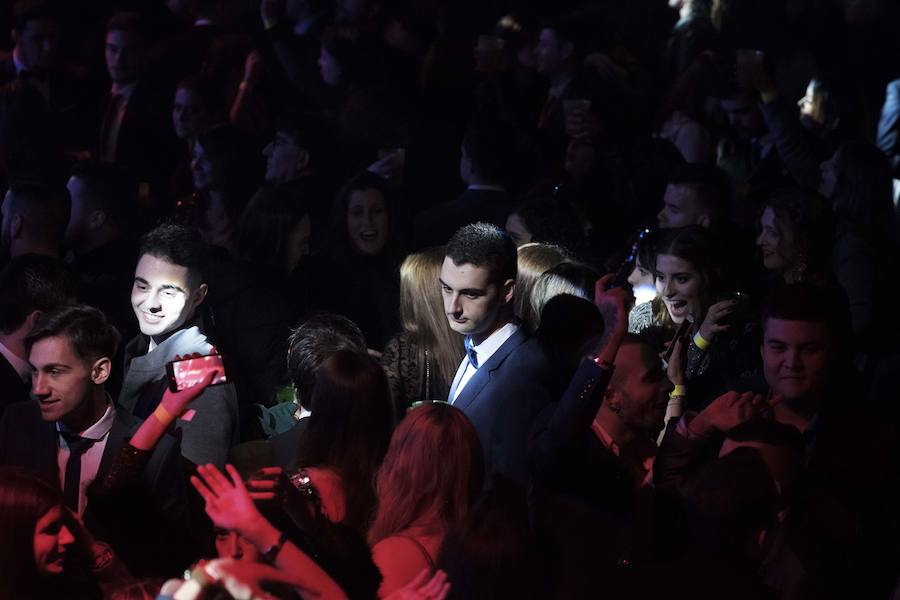 Centenares de gijoneses llenaron la plaza del ayuntamiento para celebrar la nochevieja
