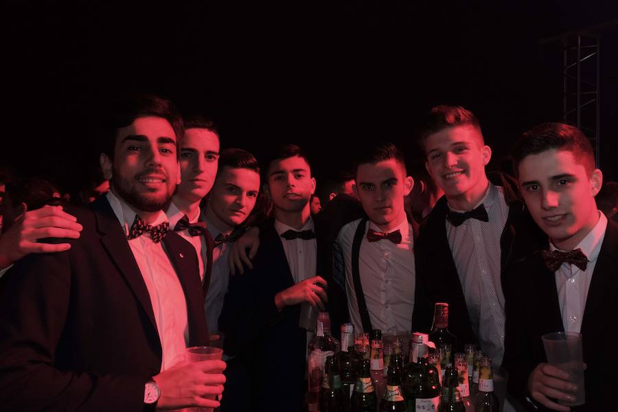 Centenares de gijoneses llenaron la plaza del ayuntamiento para celebrar la nochevieja