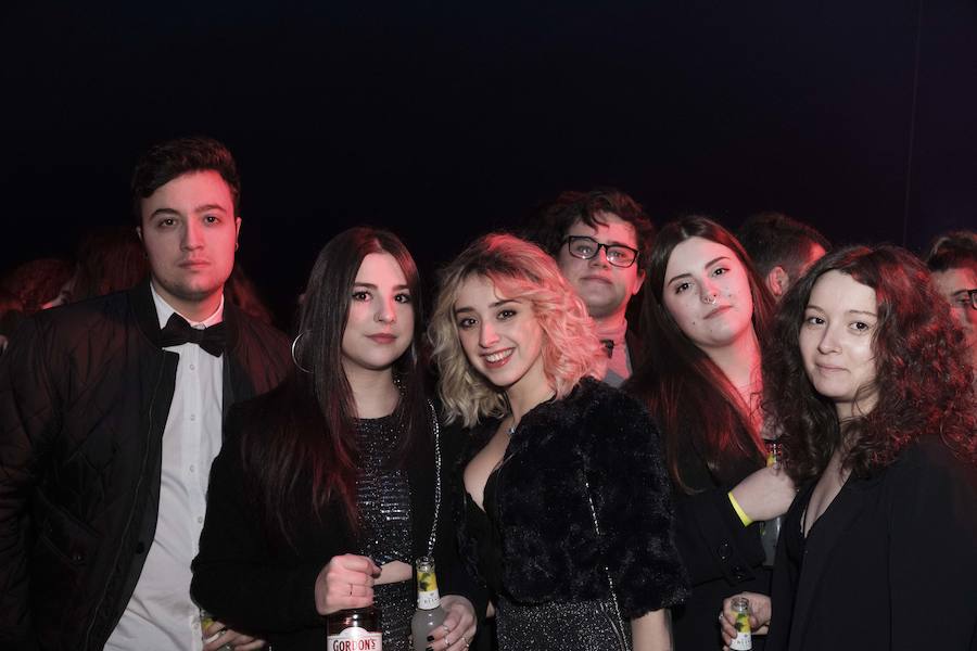 Centenares de gijoneses llenaron la plaza del ayuntamiento para celebrar la nochevieja