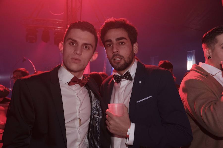 Centenares de gijoneses llenaron la plaza del ayuntamiento para celebrar la nochevieja