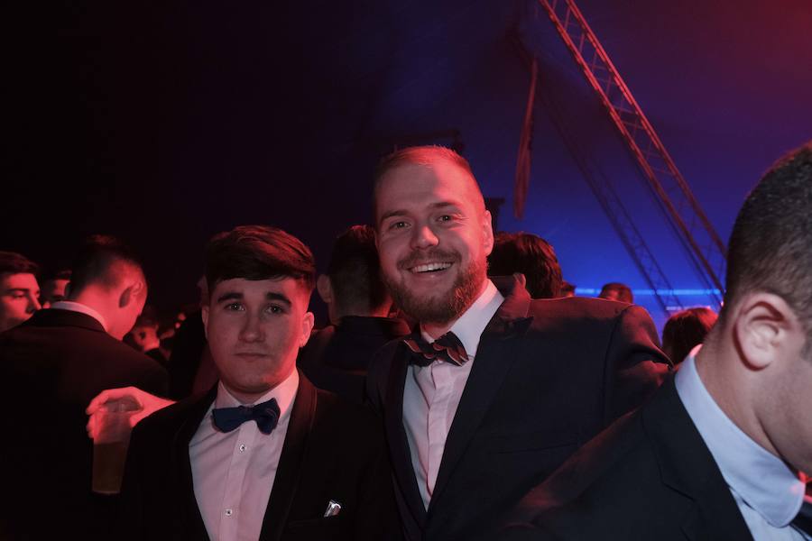 Centenares de gijoneses llenaron la plaza del ayuntamiento para celebrar la nochevieja