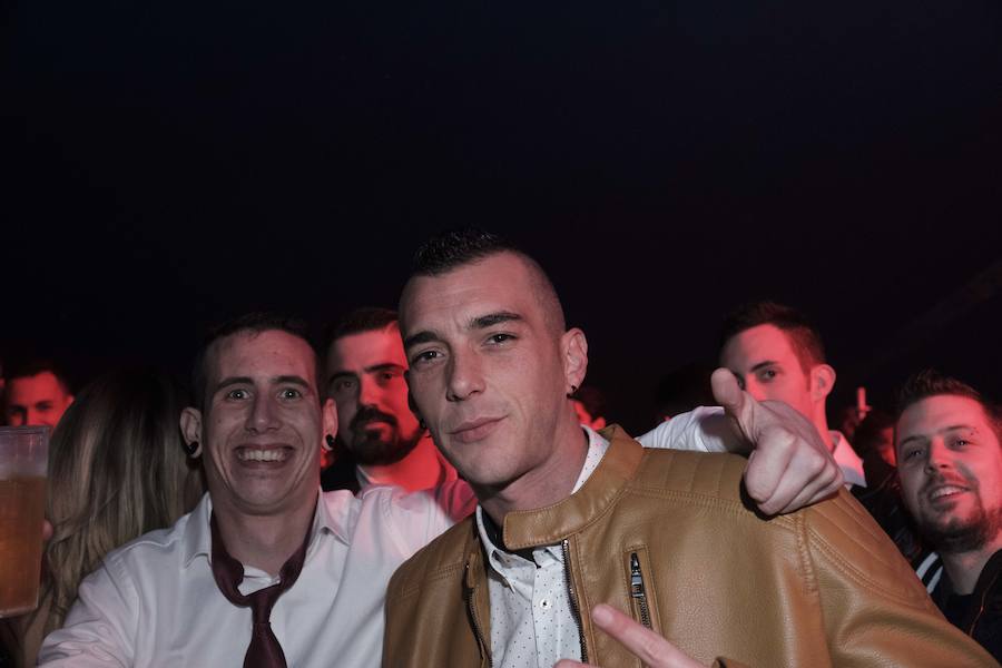 Centenares de gijoneses llenaron la plaza del ayuntamiento para celebrar la nochevieja