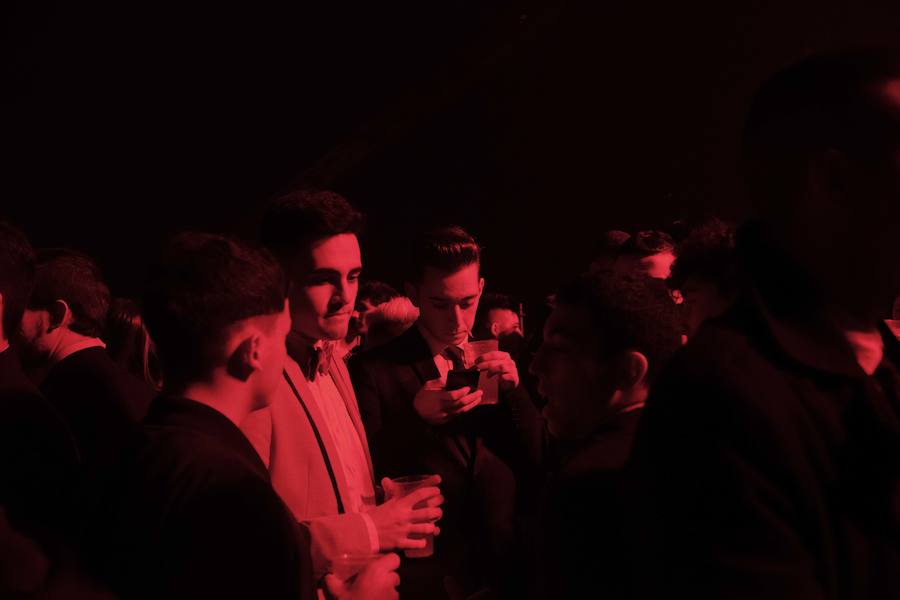 Centenares de gijoneses llenaron la plaza del ayuntamiento para celebrar la nochevieja