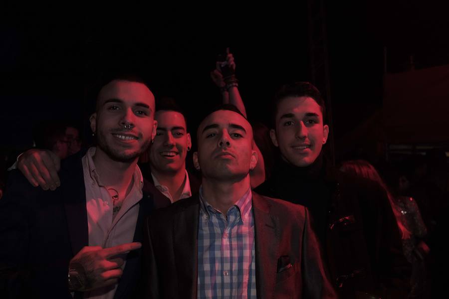 Centenares de gijoneses llenaron la plaza del ayuntamiento para celebrar la nochevieja