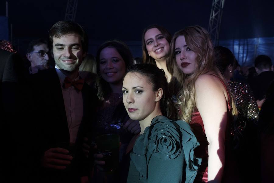 Centenares de gijoneses llenaron la plaza del ayuntamiento para celebrar la nochevieja