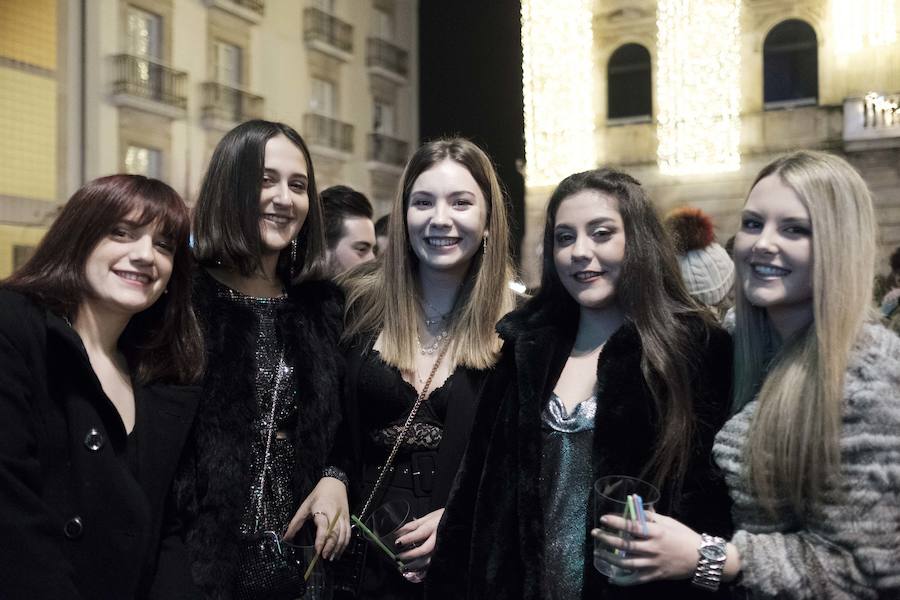 Centenares de gijoneses llenaron la plaza del ayuntamiento para celebrar la nochevieja