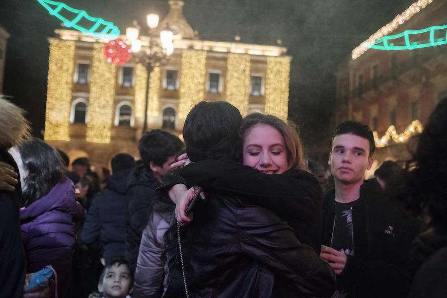 Centenares de gijoneses llenaron la plaza del ayuntamiento para celebrar la nochevieja