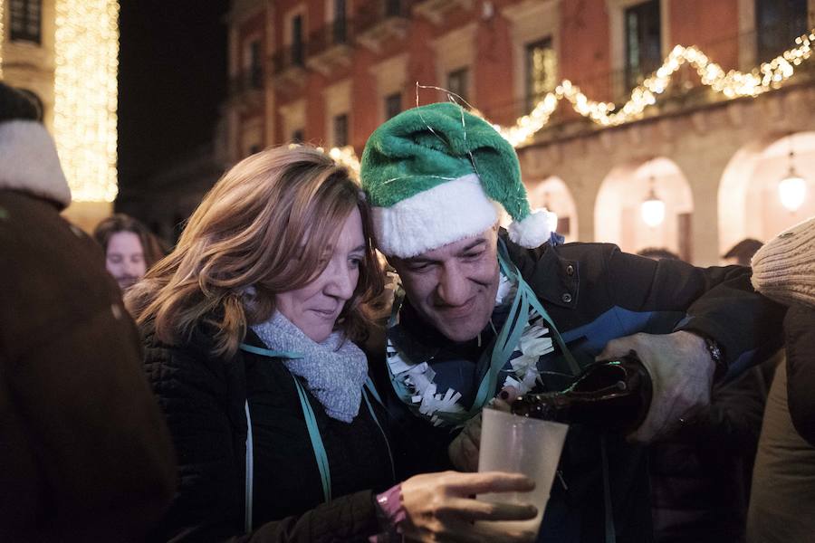 Centenares de gijoneses llenaron la plaza del ayuntamiento para celebrar la nochevieja