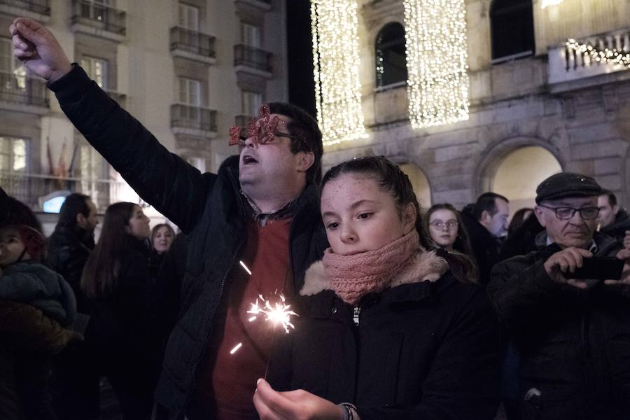 Centenares de gijoneses llenaron la plaza del ayuntamiento para celebrar la nochevieja