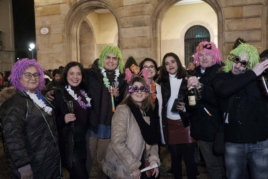 Centenares de gijoneses llenaron la plaza del ayuntamiento para celebrar la nochevieja