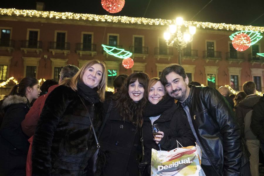 Centenares de gijoneses llenaron la plaza del ayuntamiento para celebrar la nochevieja