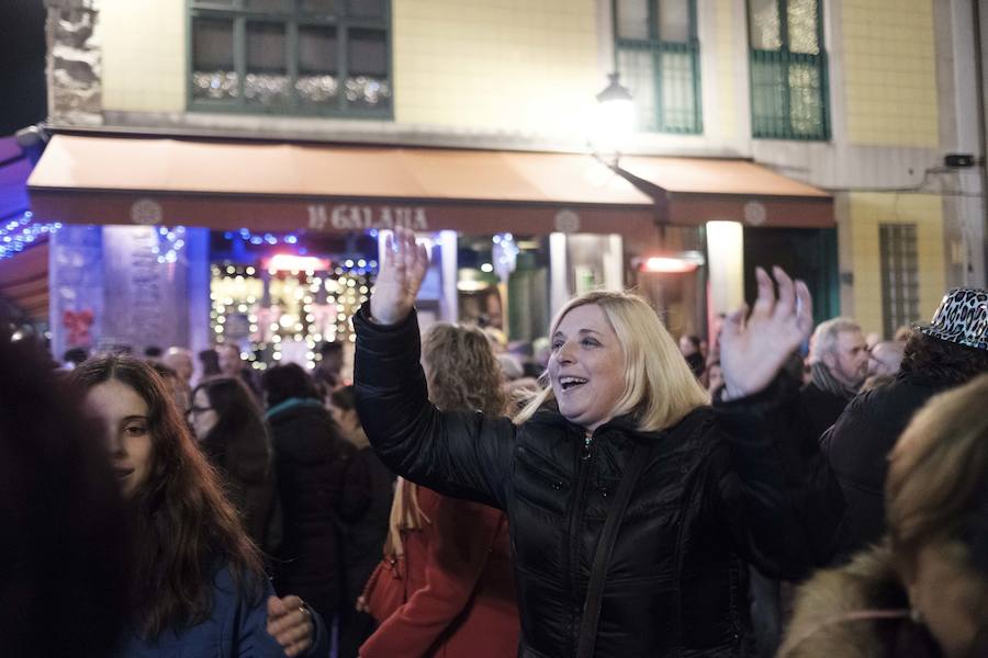Centenares de gijoneses llenaron la plaza del ayuntamiento para celebrar la nochevieja