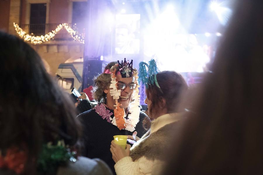 Centenares de gijoneses llenaron la plaza del ayuntamiento para celebrar la nochevieja