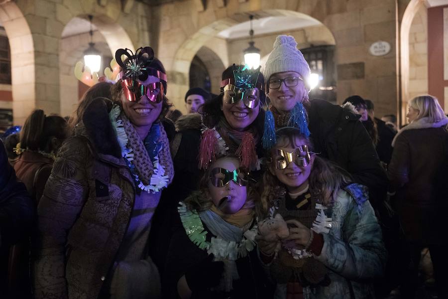 Centenares de gijoneses llenaron la plaza del ayuntamiento para celebrar la nochevieja