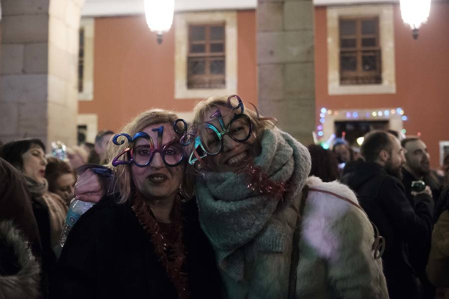 Centenares de gijoneses llenaron la plaza del ayuntamiento para celebrar la nochevieja
