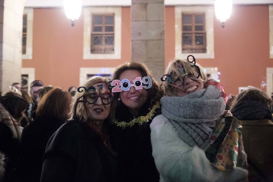 Centenares de gijoneses llenaron la plaza del ayuntamiento para celebrar la nochevieja