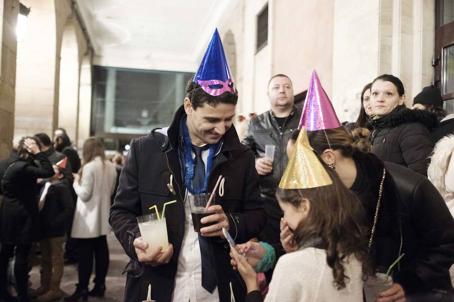 Centenares de gijoneses llenaron la plaza del ayuntamiento para celebrar la nochevieja