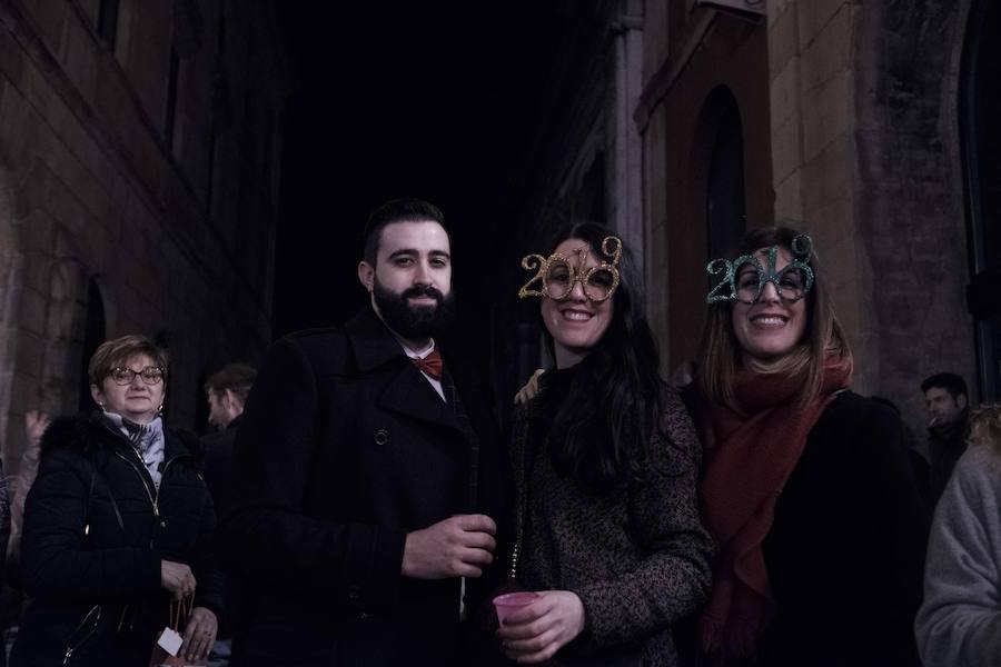 Centenares de gijoneses llenaron la plaza del ayuntamiento para celebrar la nochevieja