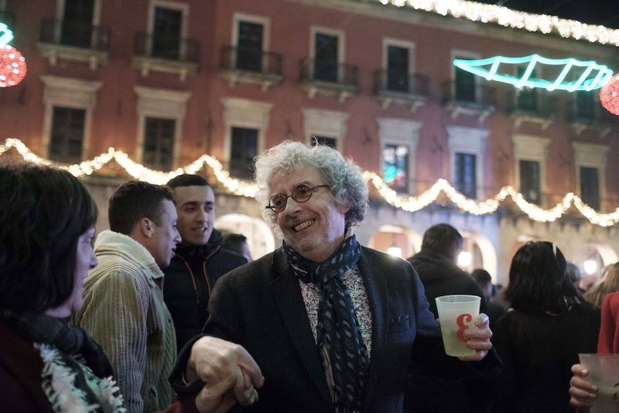 Centenares de gijoneses llenaron la plaza del ayuntamiento para celebrar la nochevieja
