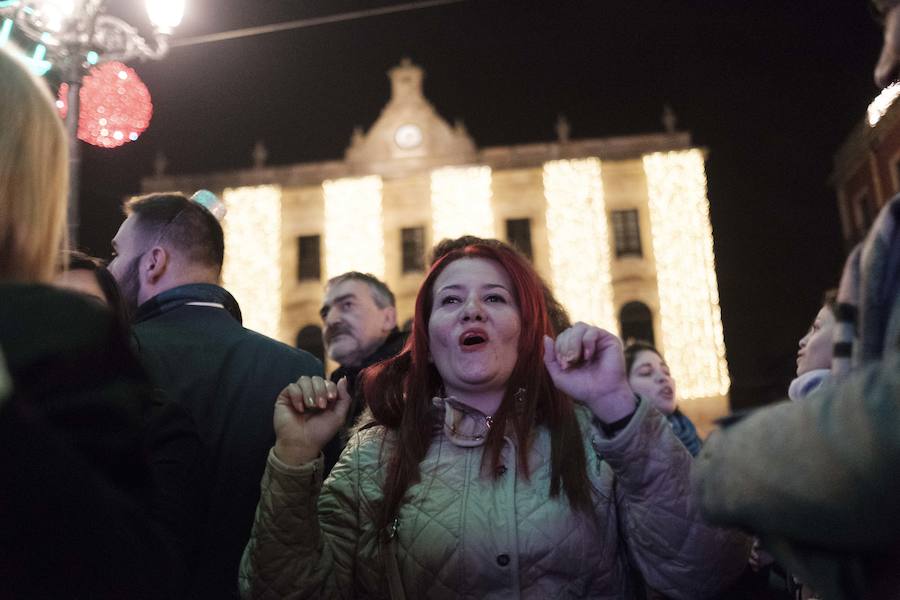 Centenares de gijoneses llenaron la plaza del ayuntamiento para celebrar la nochevieja