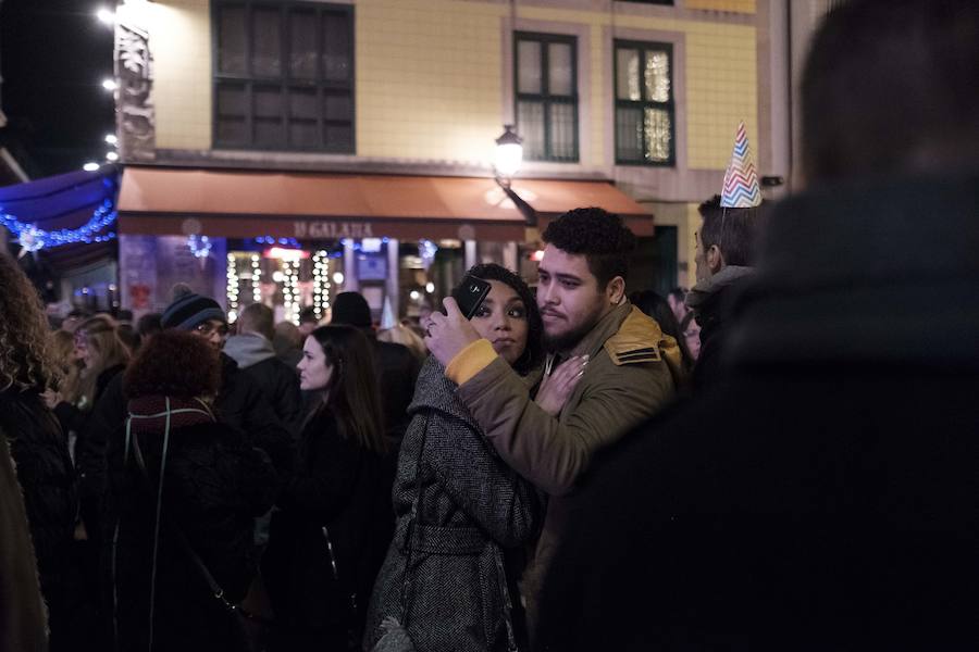 Centenares de gijoneses llenaron la plaza del ayuntamiento para celebrar la nochevieja