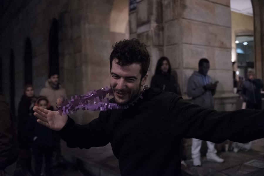 Centenares de gijoneses llenaron la plaza del ayuntamiento para celebrar la nochevieja